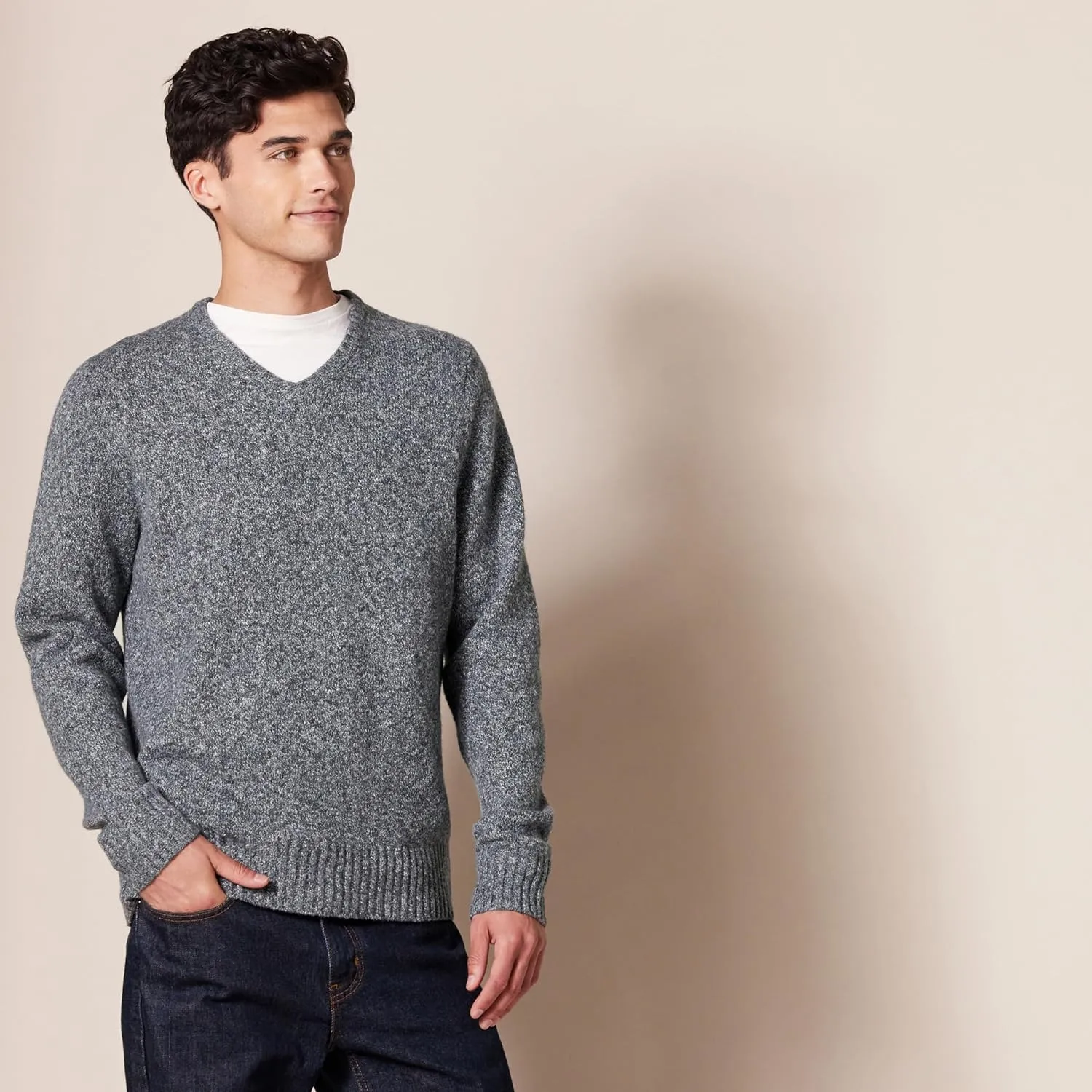 Amazon Essentials Men's Long-Sleeve Soft Touch V-Neck Sweater