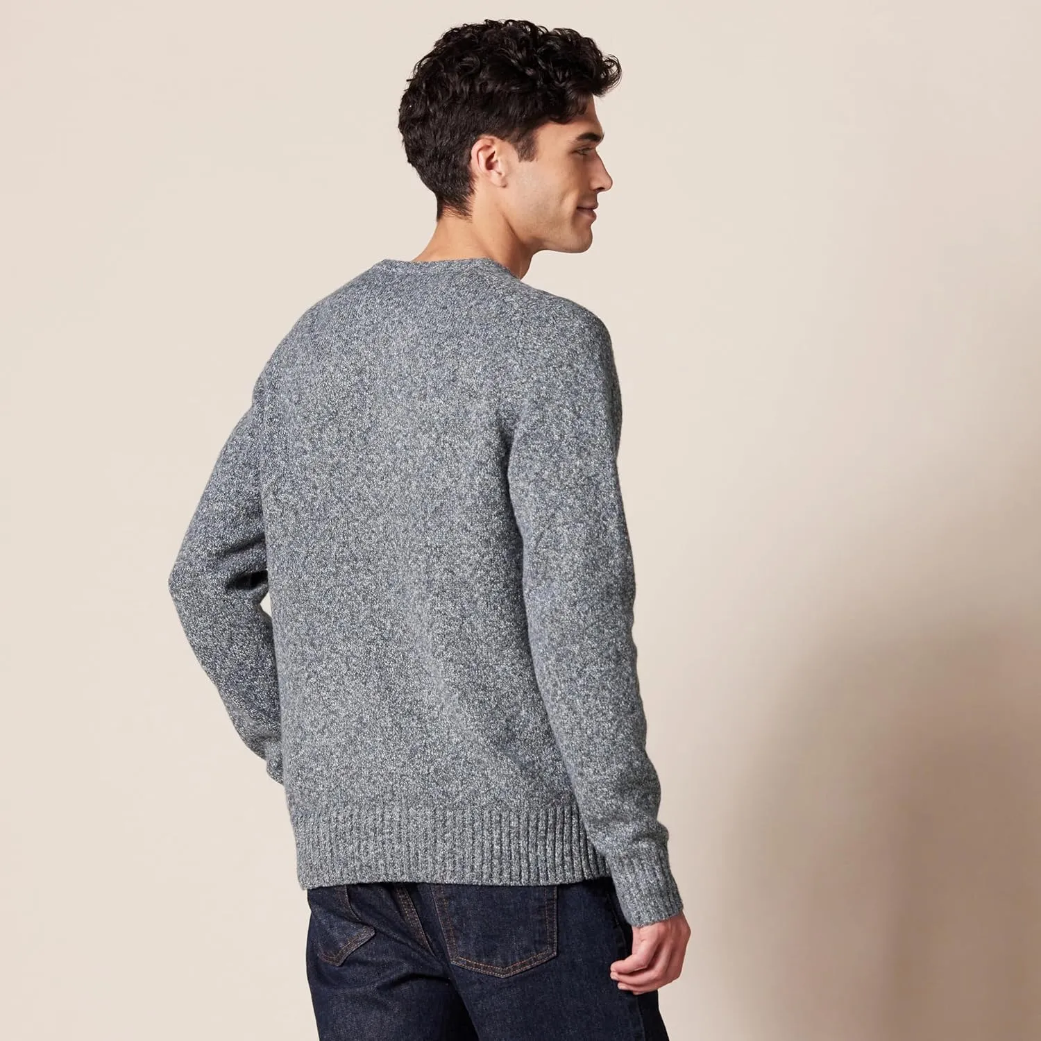 Amazon Essentials Men's Long-Sleeve Soft Touch V-Neck Sweater